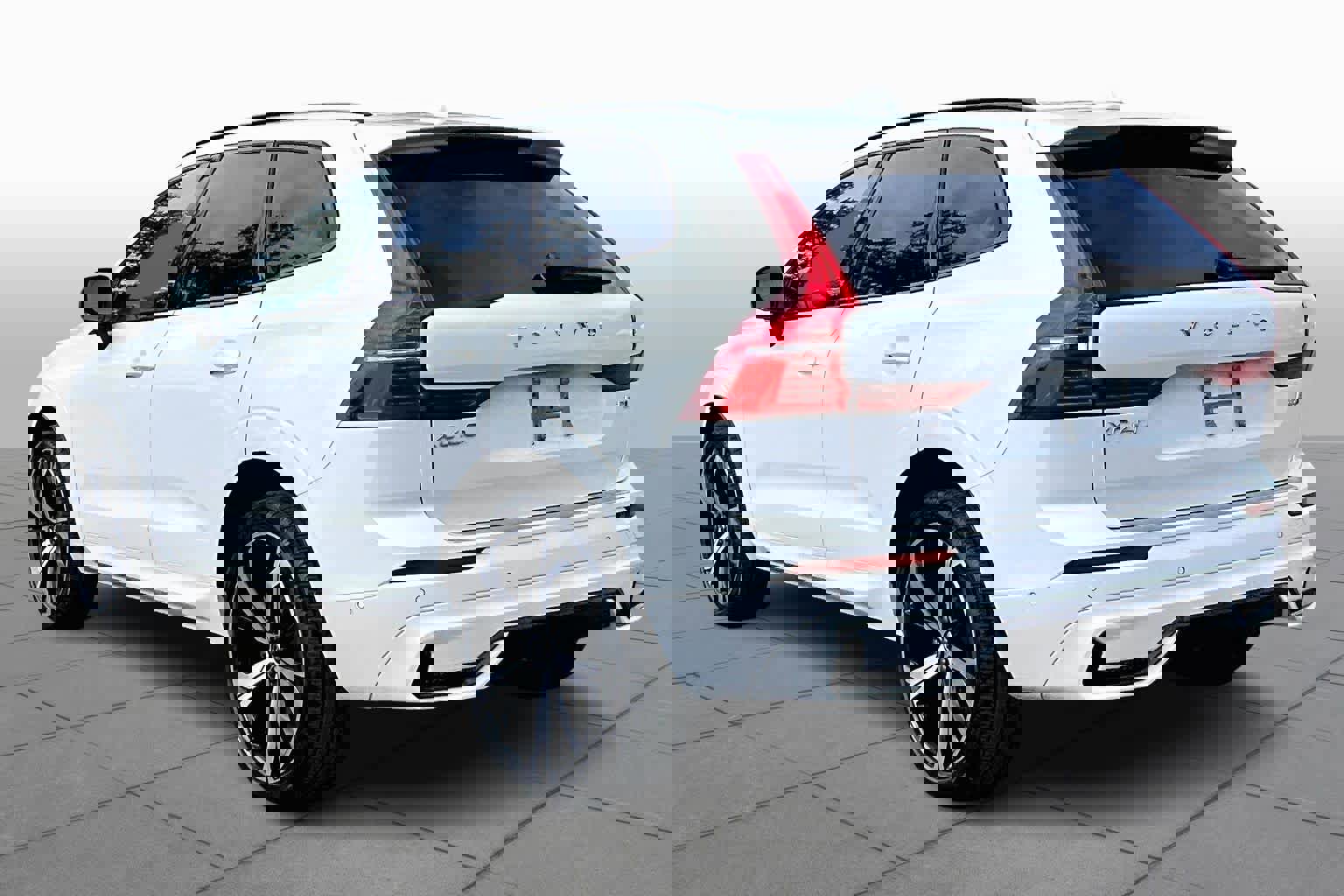 Used 2023 Volvo XC60 B5 Ultimate w/ Climate Package image 11