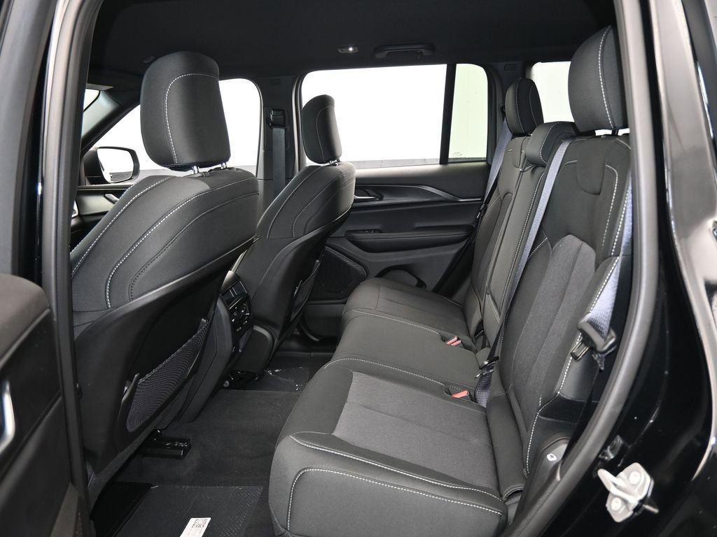 Used 2025 Jeep Grand Cherokee Laredo image 30