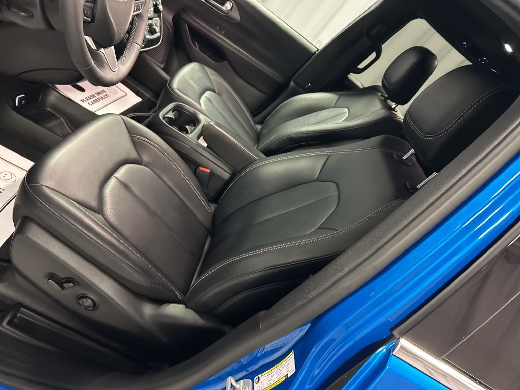 Used 2026 Chrysler Pacifica Select FWD image 12