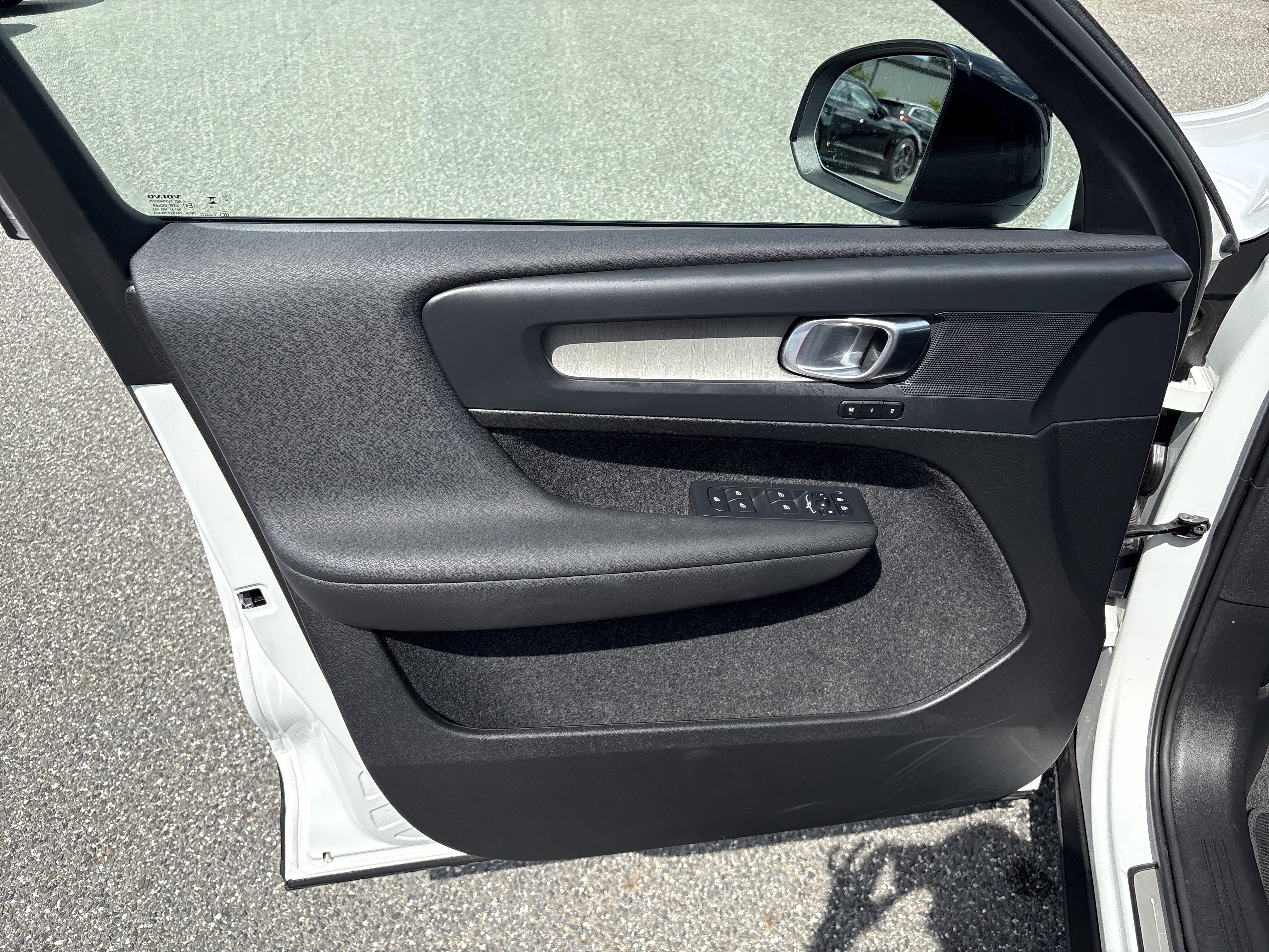 Certified 2025 Volvo XC40 B5 Plus image 5