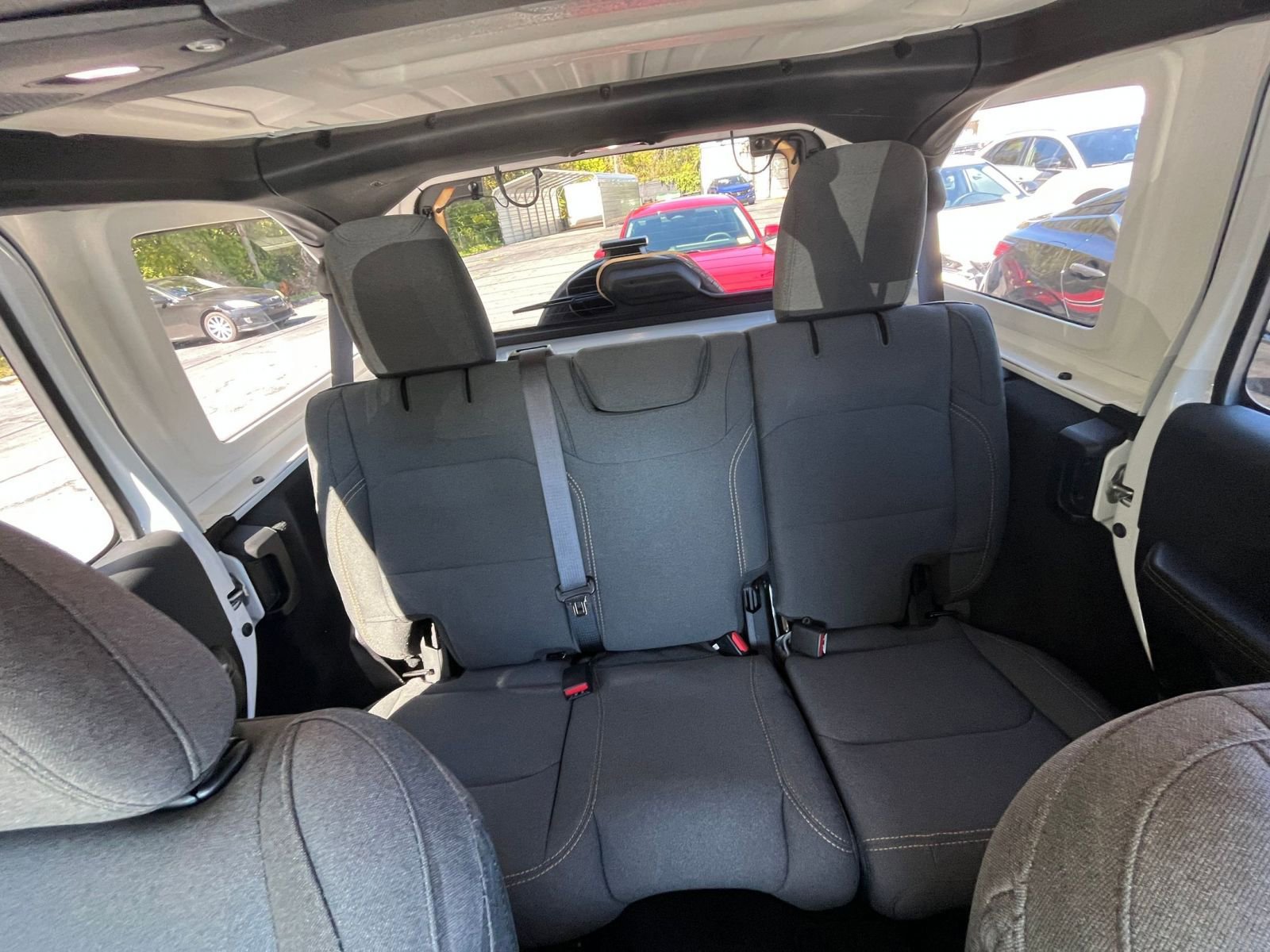 Used 2025 Jeep Wrangler Sahara image 34