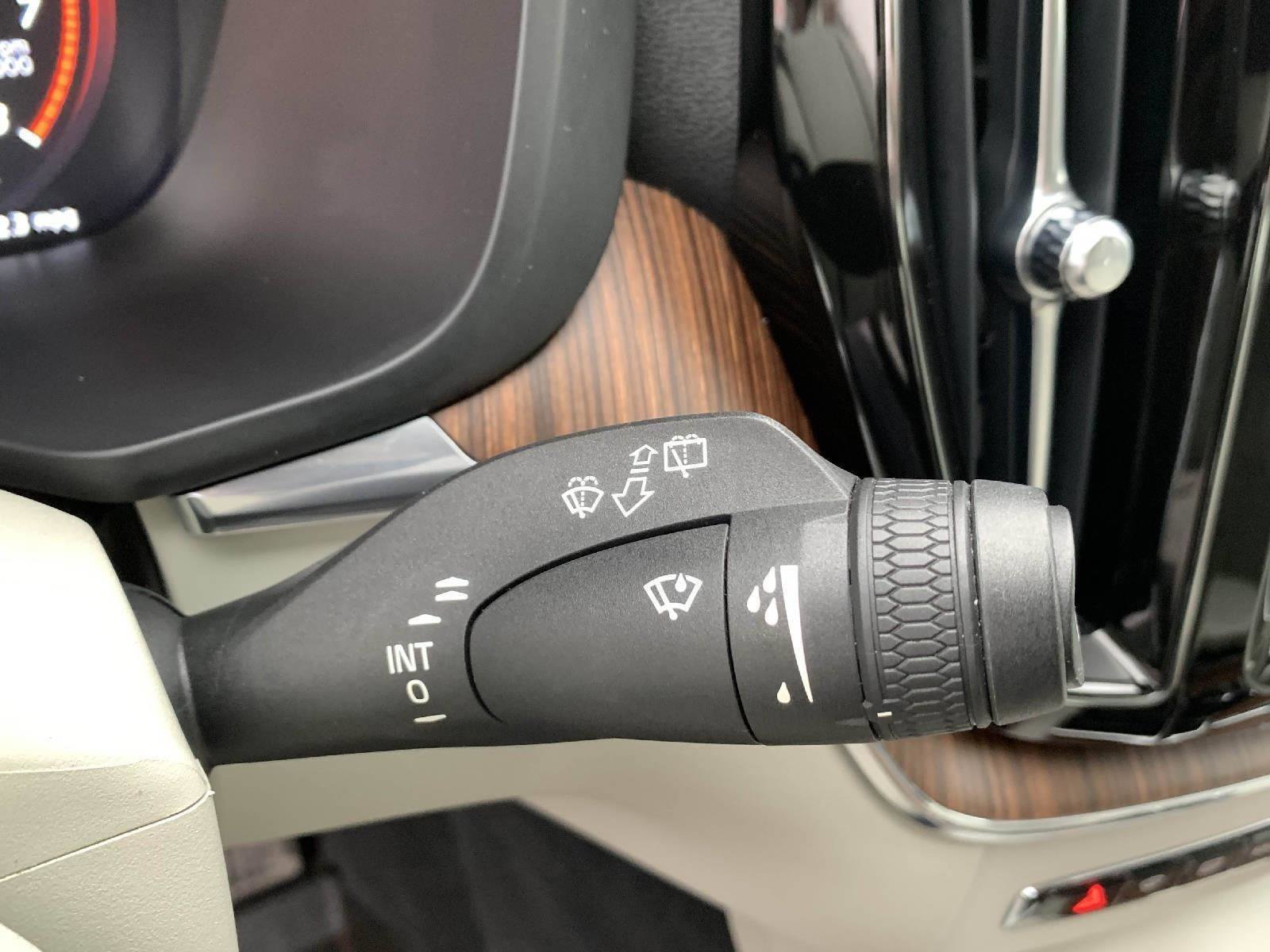 Used 2021 Volvo XC60 T6 Momentum w/ Premium Package image 19