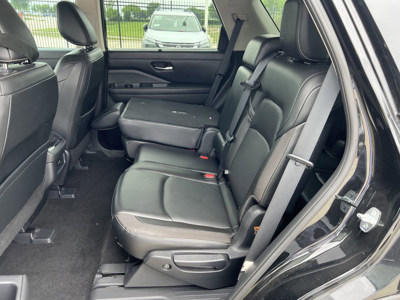 Certified 2023 Nissan Pathfinder SL w/ Black Appearance Package FWD image 9