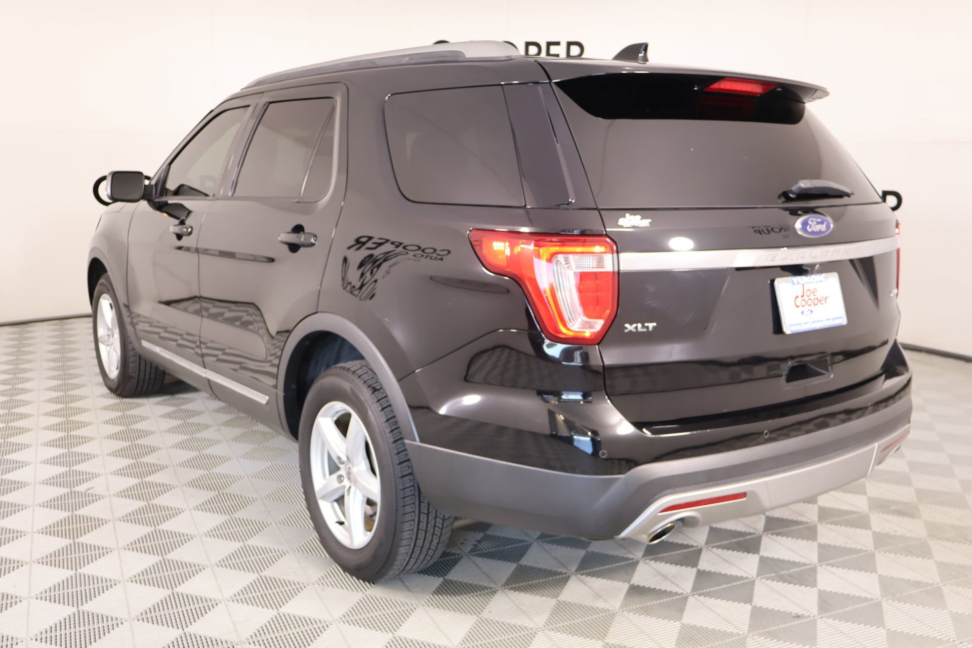 Used 2017 Ford Explorer XLT w/ Equipment Group 201A AWD/4WD image 22