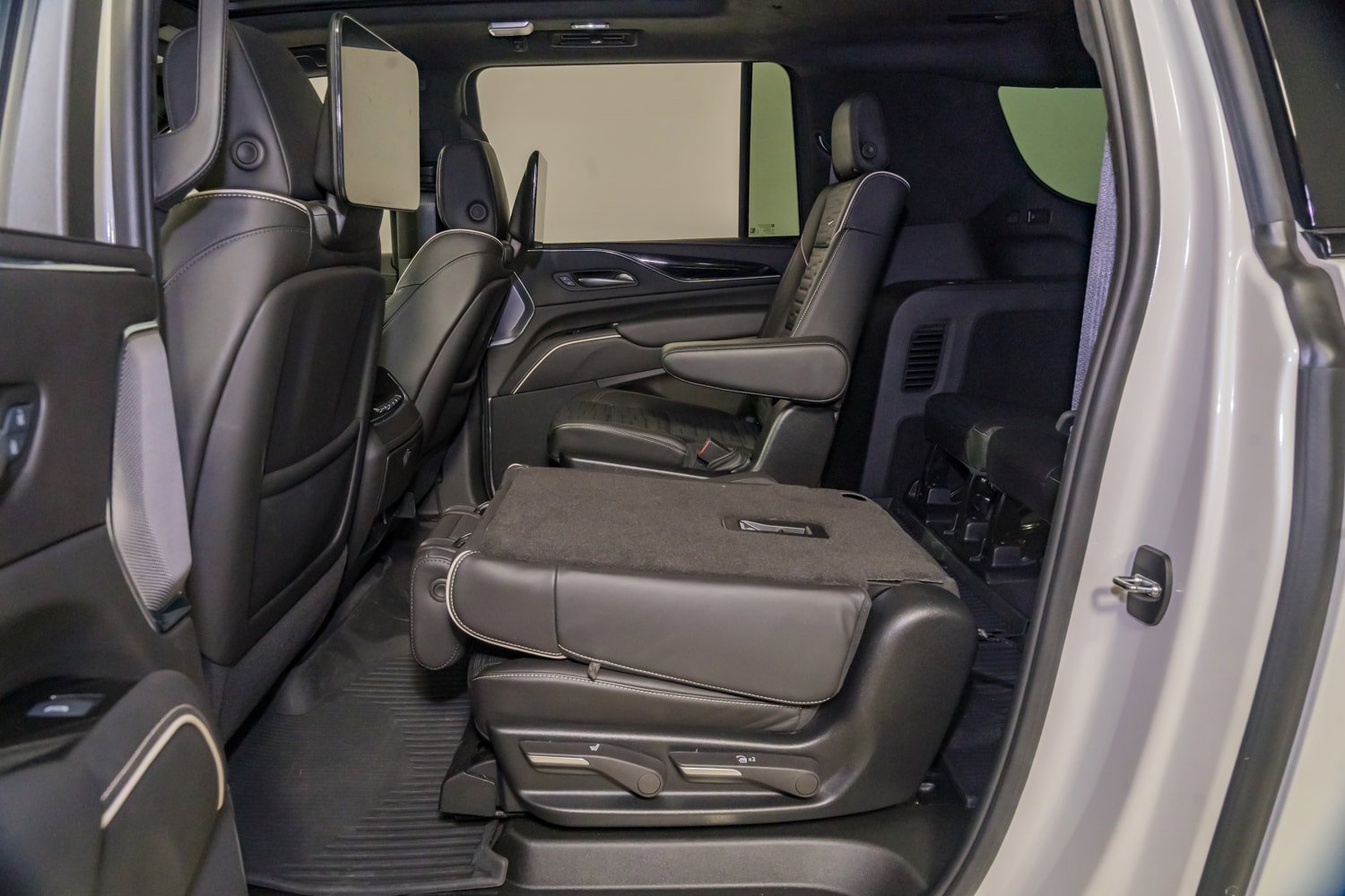Used 2024 Cadillac Escalade ESV V w/ LPO, ONYX Package AWD/4WD image 29