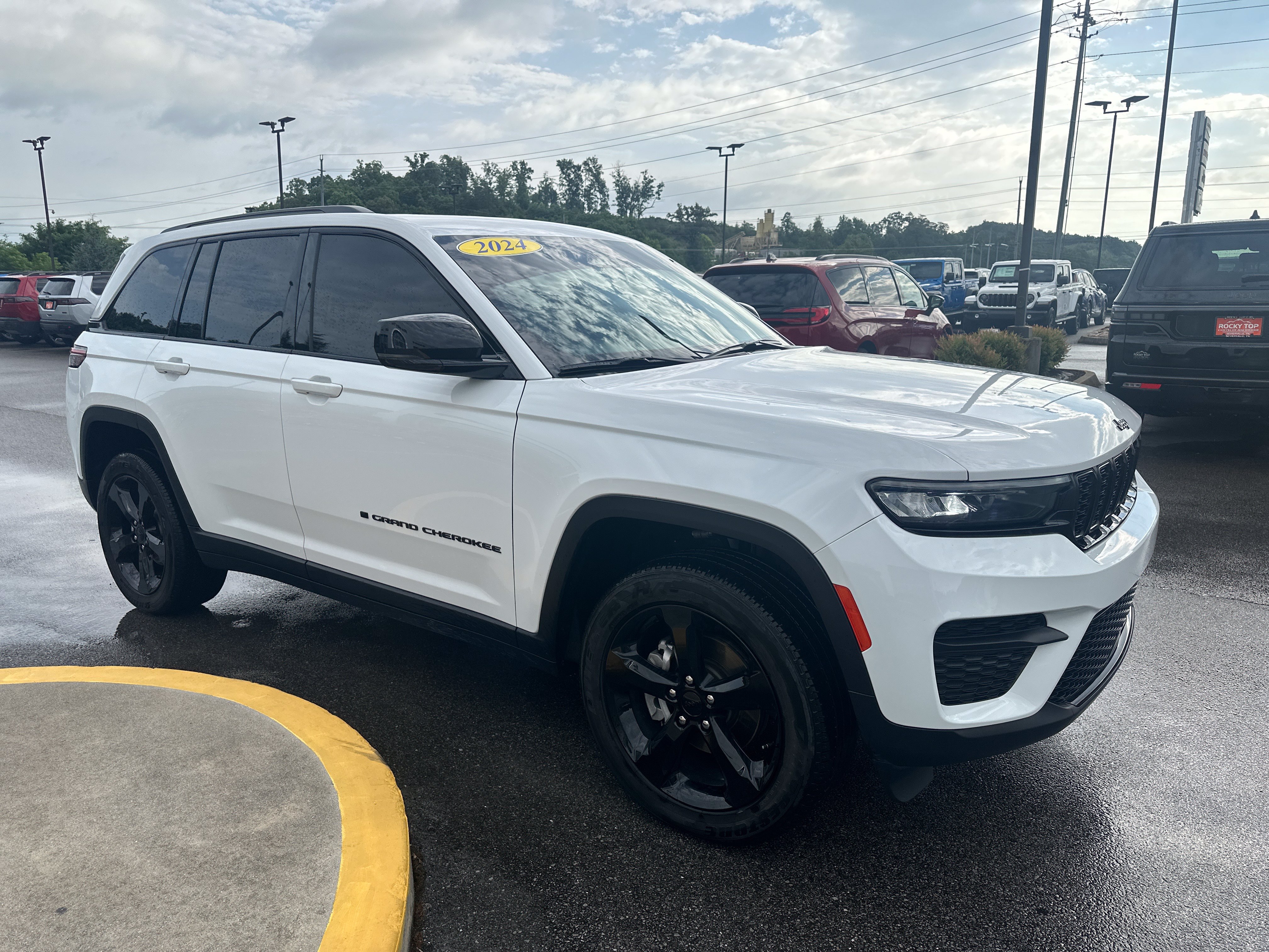 Used 2024 Jeep Grand Cherokee Altitude AWD/4WD image 5