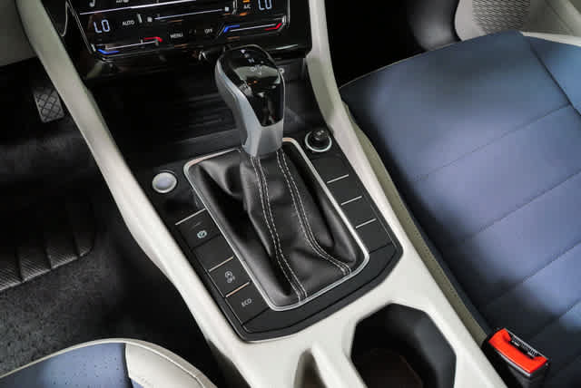 Certified 2025 Volkswagen Jetta SE w/ Black Wheel Package FWD image 19
