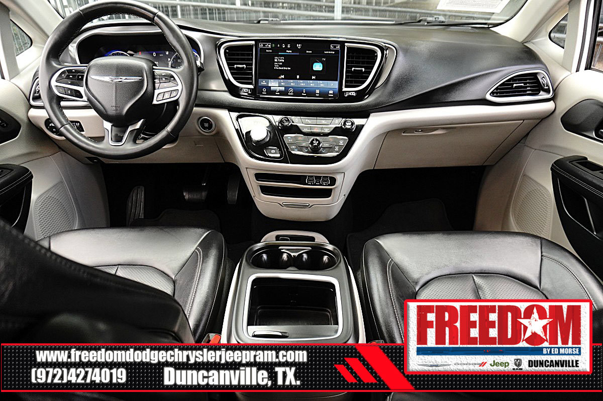 Used 2024 Chrysler Pacifica Touring-L FWD image 11