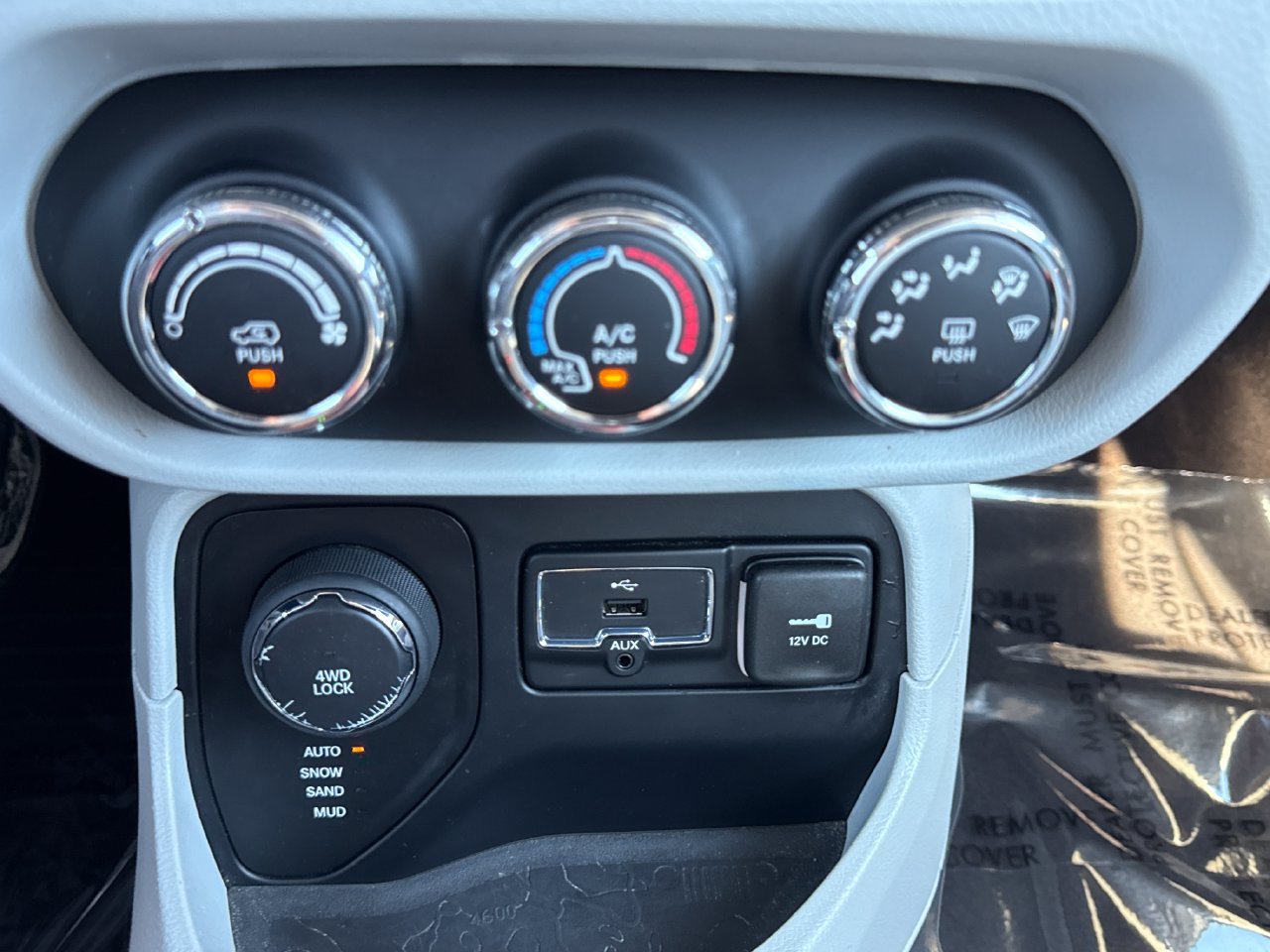 Used 2016 Jeep Renegade Latitude AWD/4WD image 21