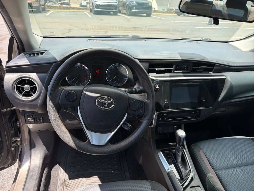 Used 2018 Toyota Corolla LE FWD image 28