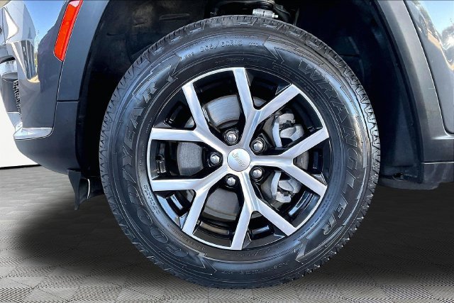 Used 2023 Jeep Grand Cherokee L Limited AWD/4WD image 23