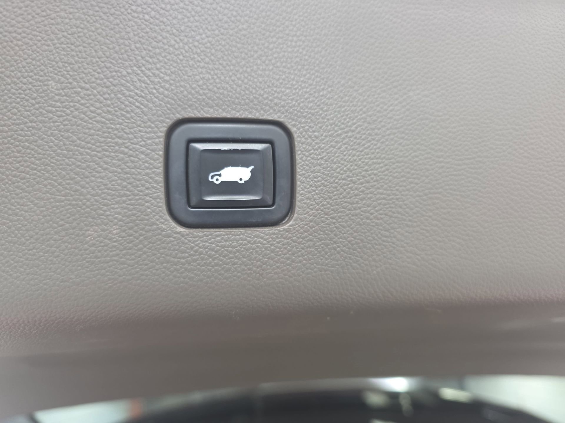 Used 2020 Chevrolet Traverse Premier FWD image 13