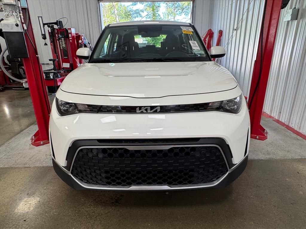 Certified 2025 Kia Soul LX w/ LX Technology Package FWD image 10