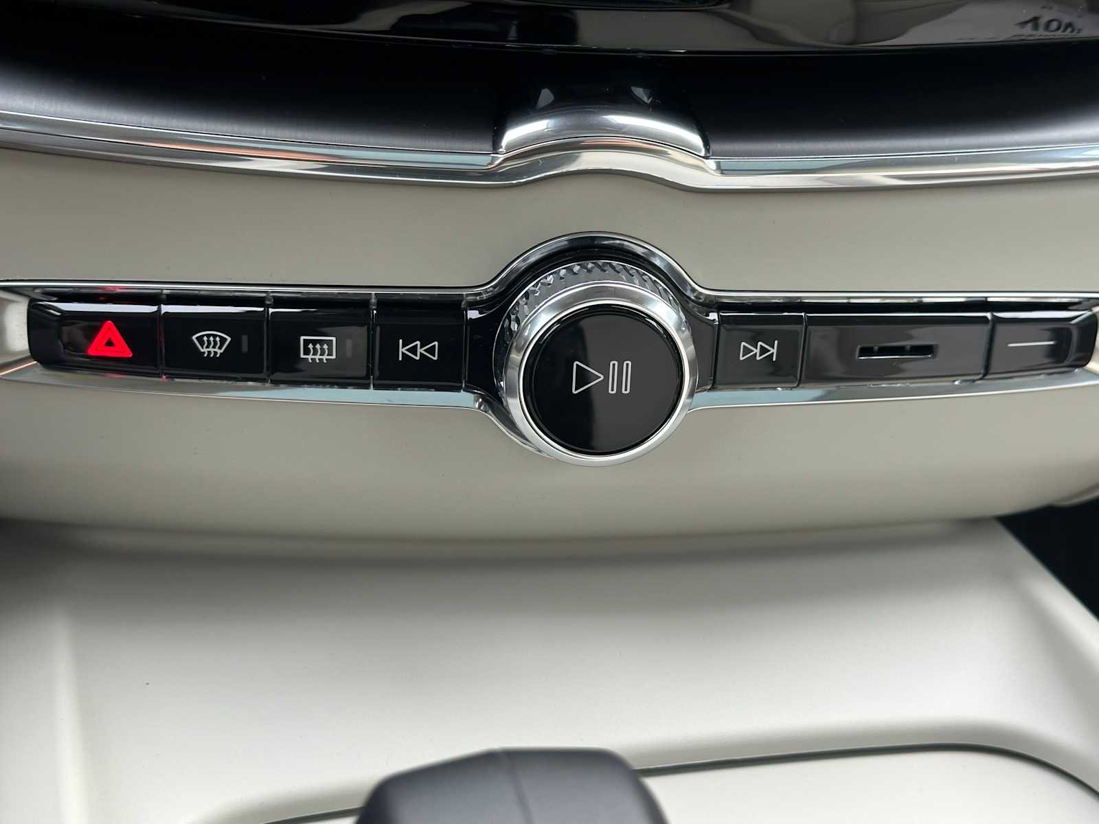 Used 2025 Volvo XC60 B5 Plus w/ Protection Package Premier image 29