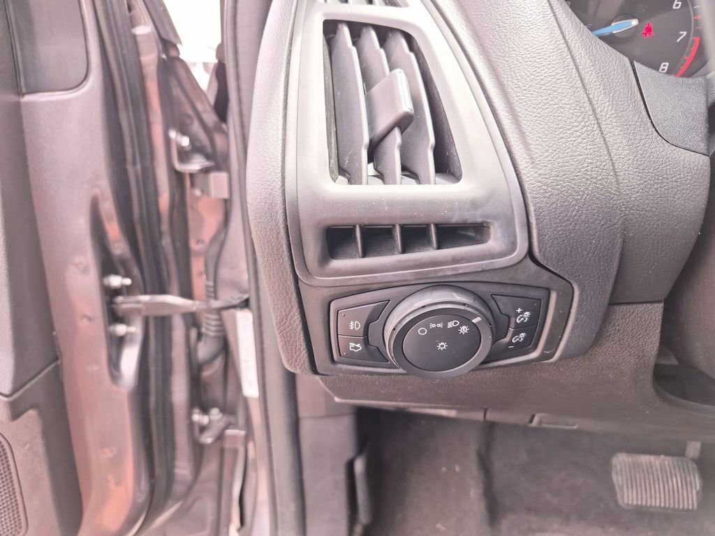 Used 2013 Ford Focus SE FWD image 37