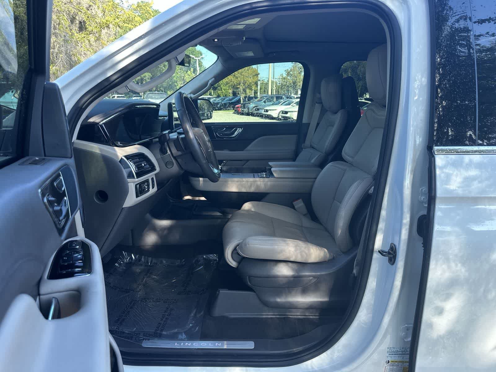 Used 2024 Lincoln Navigator Reserve AWD/4WD image 2