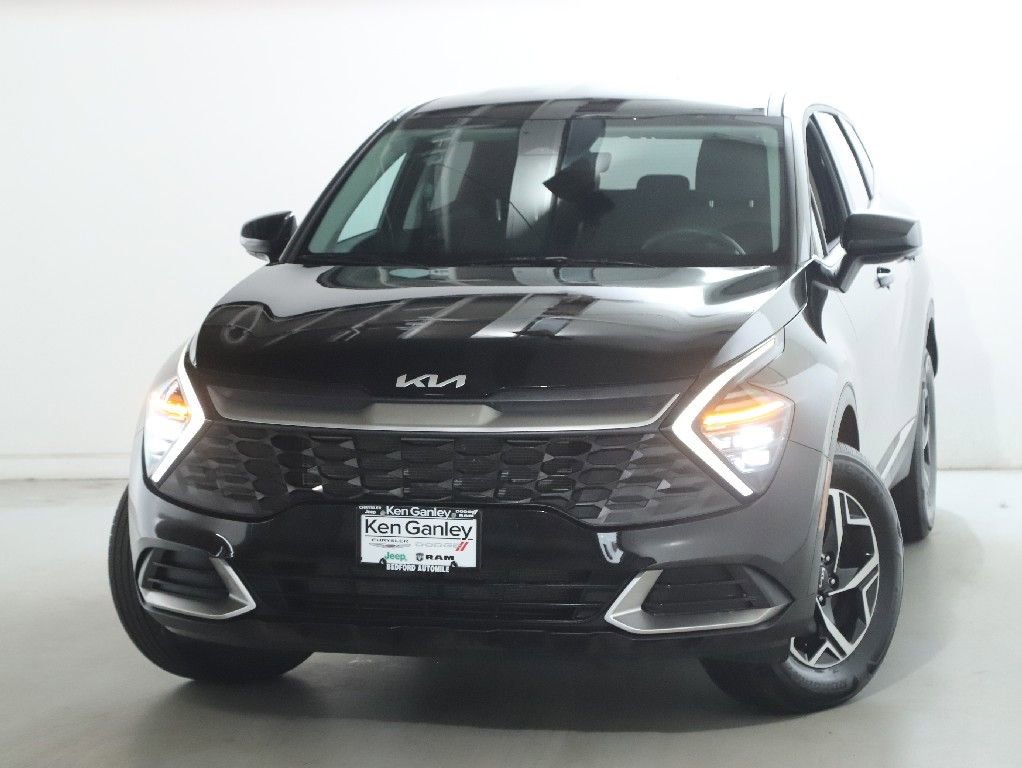 Used 2025 Kia Sportage LX image 3