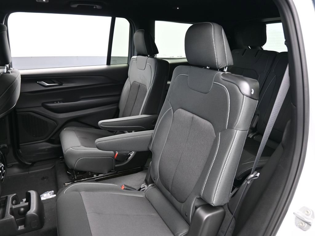 Used 2025 Jeep Grand Cherokee L Laredo image 24