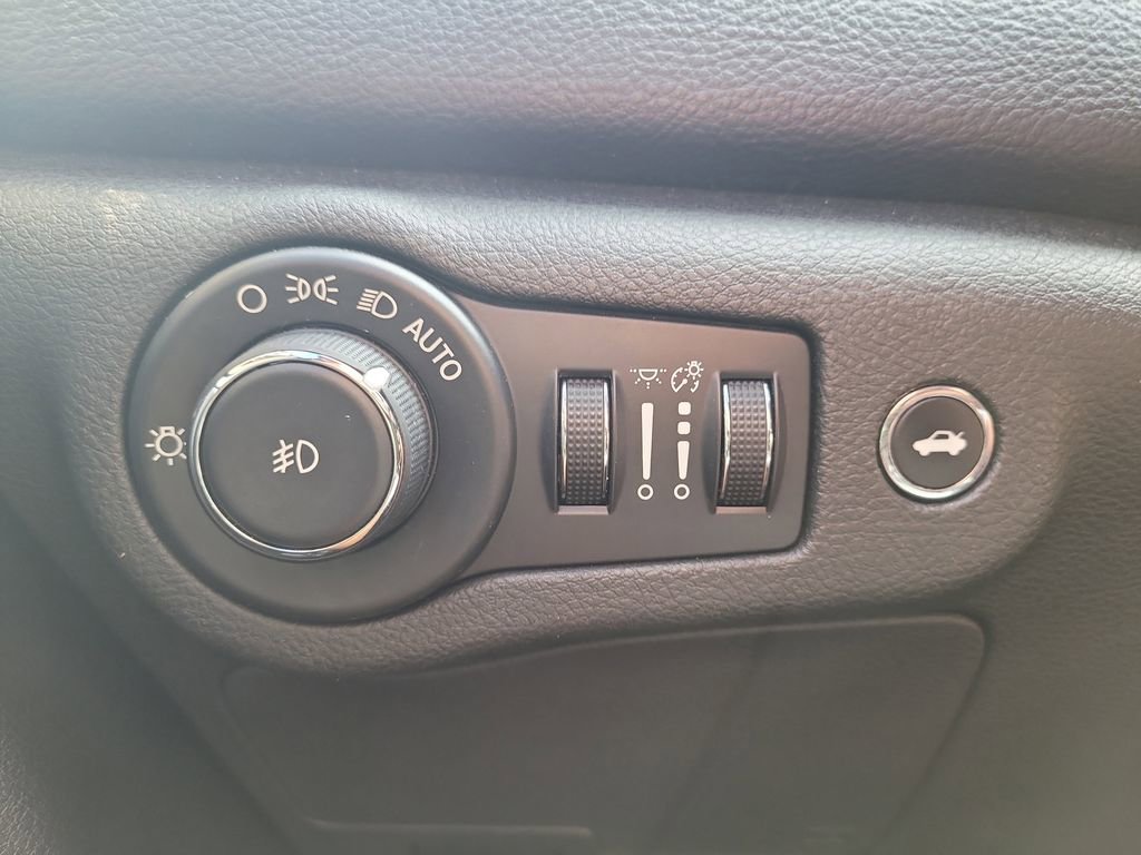 Used 2015 Chrysler 200 C w/ Navigation & Sound Group I image 25