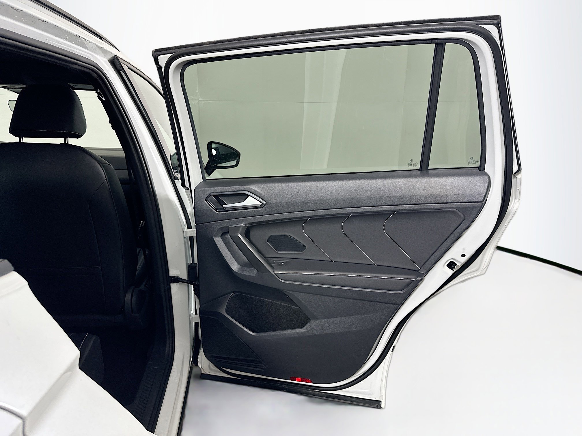 Used 2022 Volkswagen Tiguan SE R-Line image 31