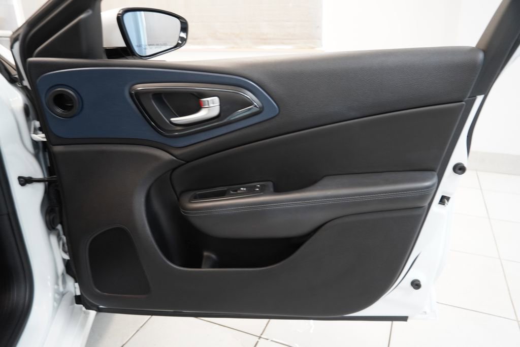 Used 2015 Chrysler 200 S w/ Comfort Group image 31