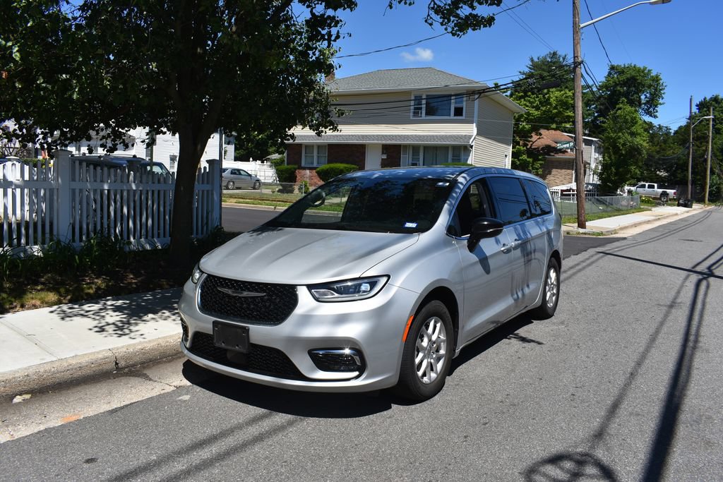 Used 2024 Chrysler Pacifica Touring-L FWD image 3