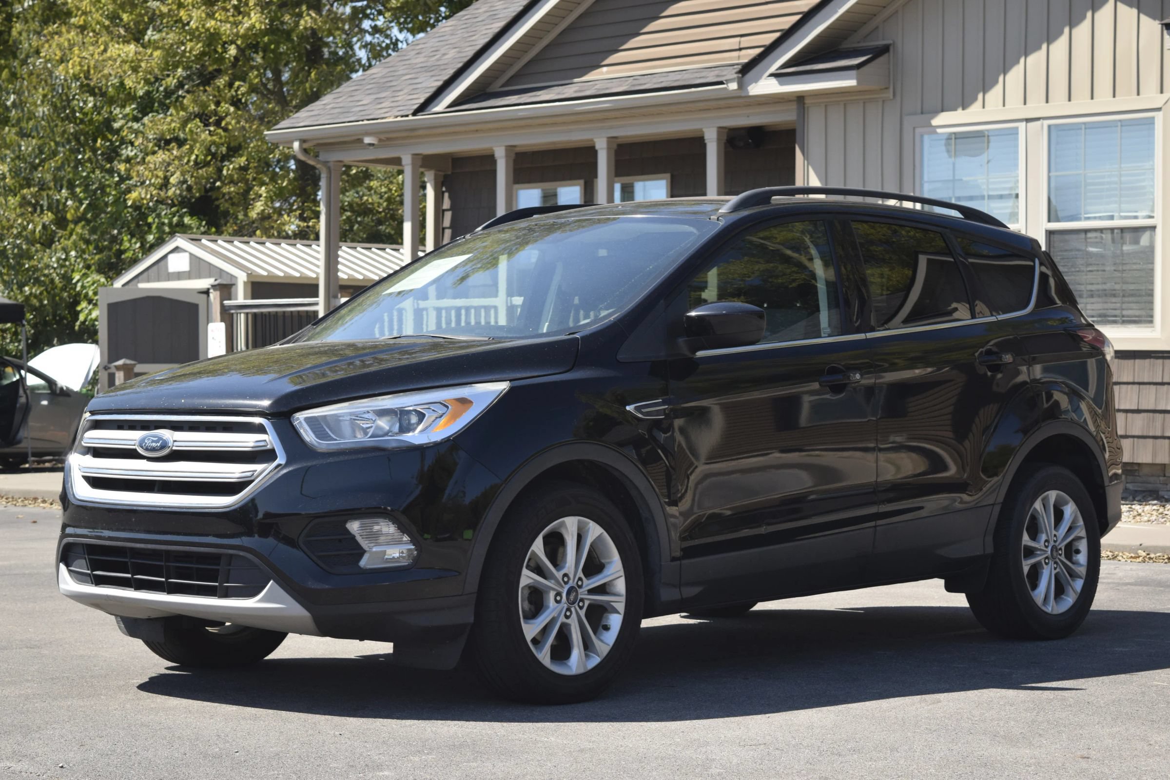Used 2017 Ford Escape SE w/ Equipment Group 201A FWD image 2