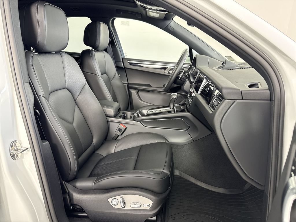 New 2026 Porsche Macan AWD/4WD image 23