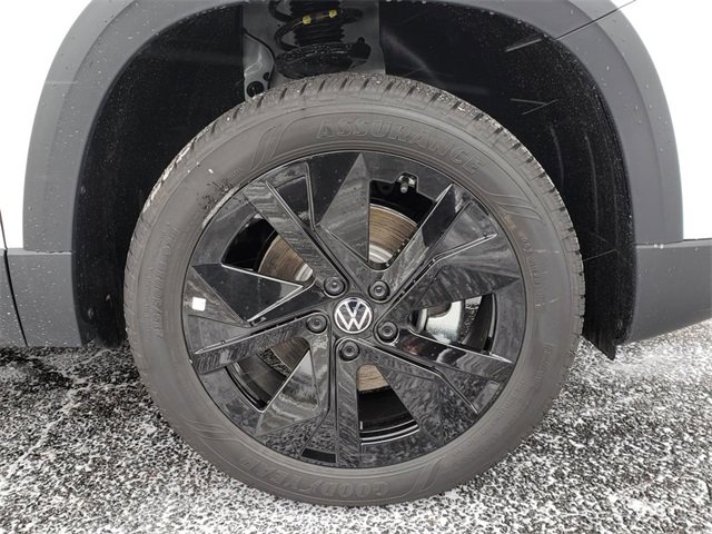 New 2026 Volkswagen Taos SE image 12