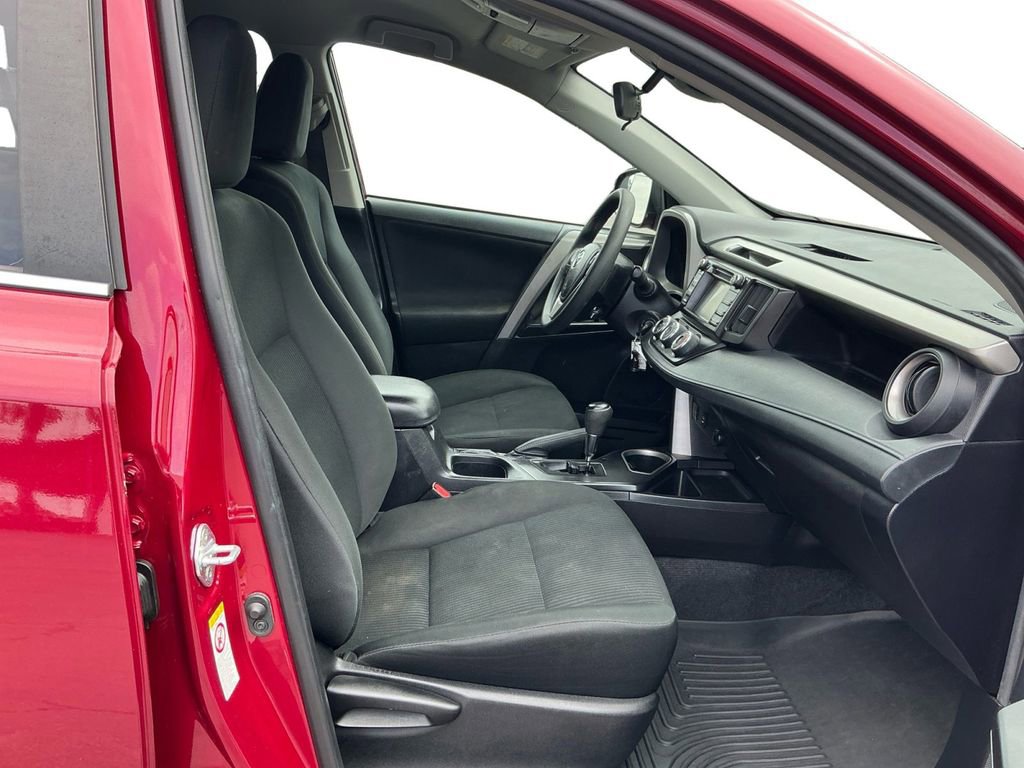Used 2018 Toyota RAV4 LE FWD image 22