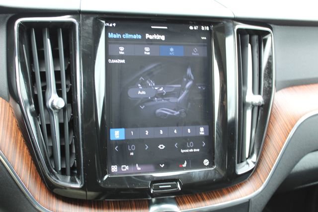 Used 2024 Volvo XC60 B5 Plus image 24