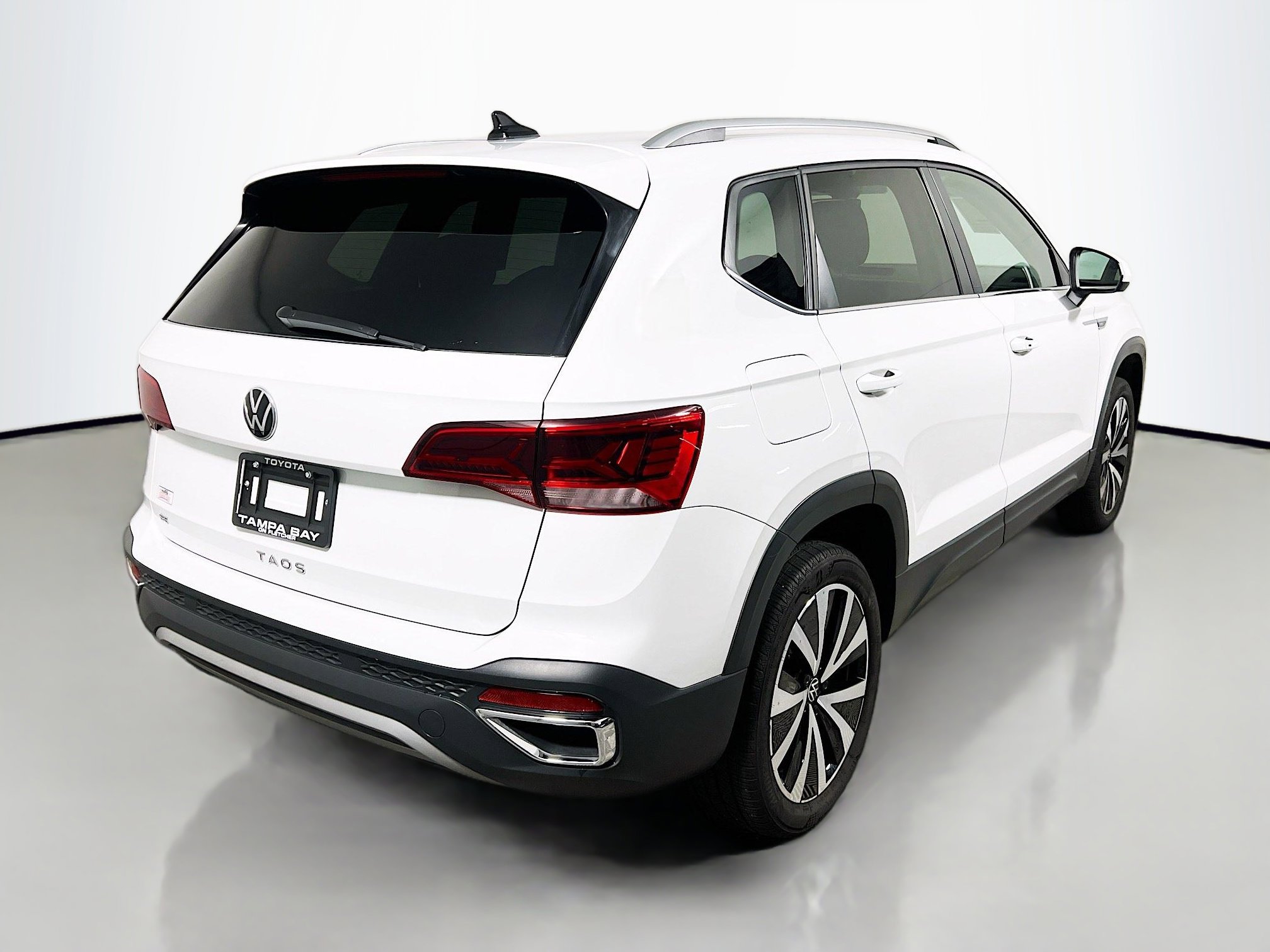 Used 2024 Volkswagen Taos SE image 4