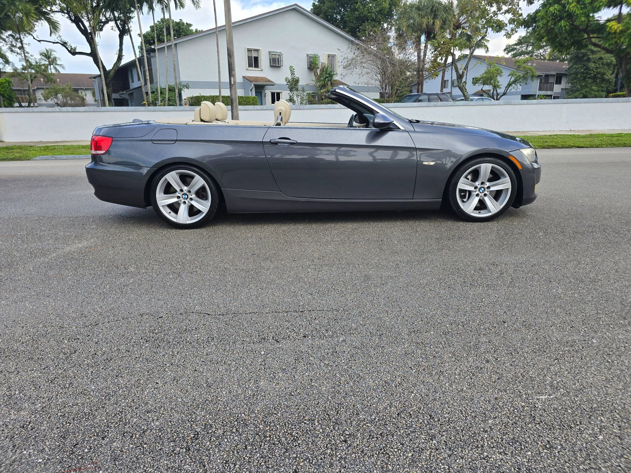 Used 2008 BMW 335i Convertible w/ Premium Pkg image 4