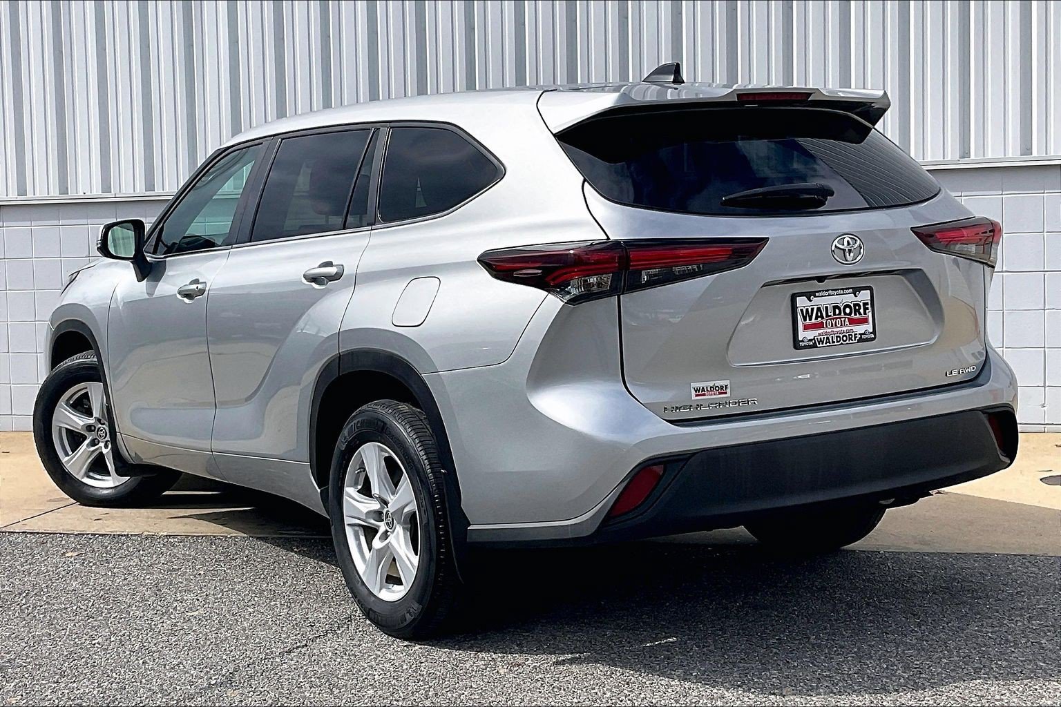 Used 2024 Toyota Highlander LE AWD/4WD image 15