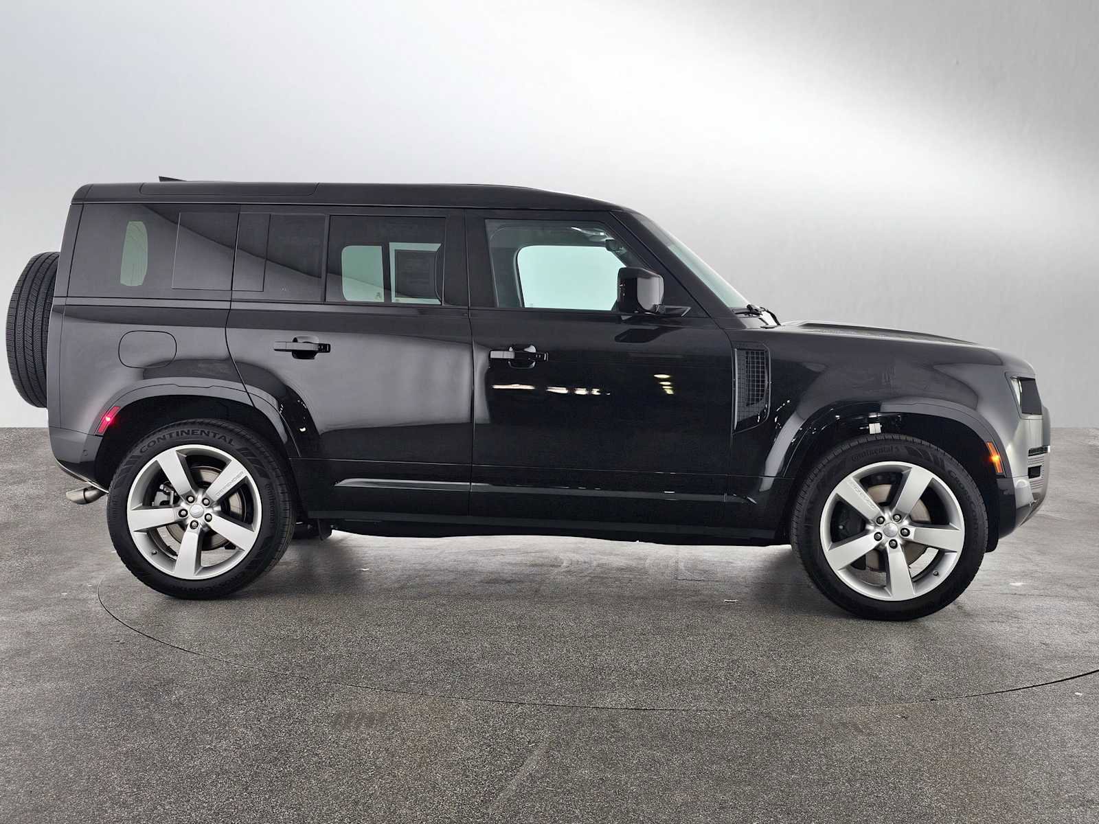 New 2025 Land Rover Defender 110 X-Dynamic SE image 6