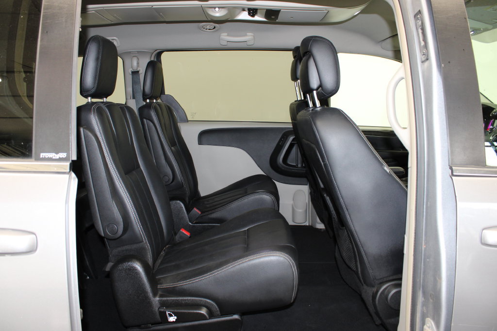 Used 2014 Chrysler Town & Country Touring FWD image 9