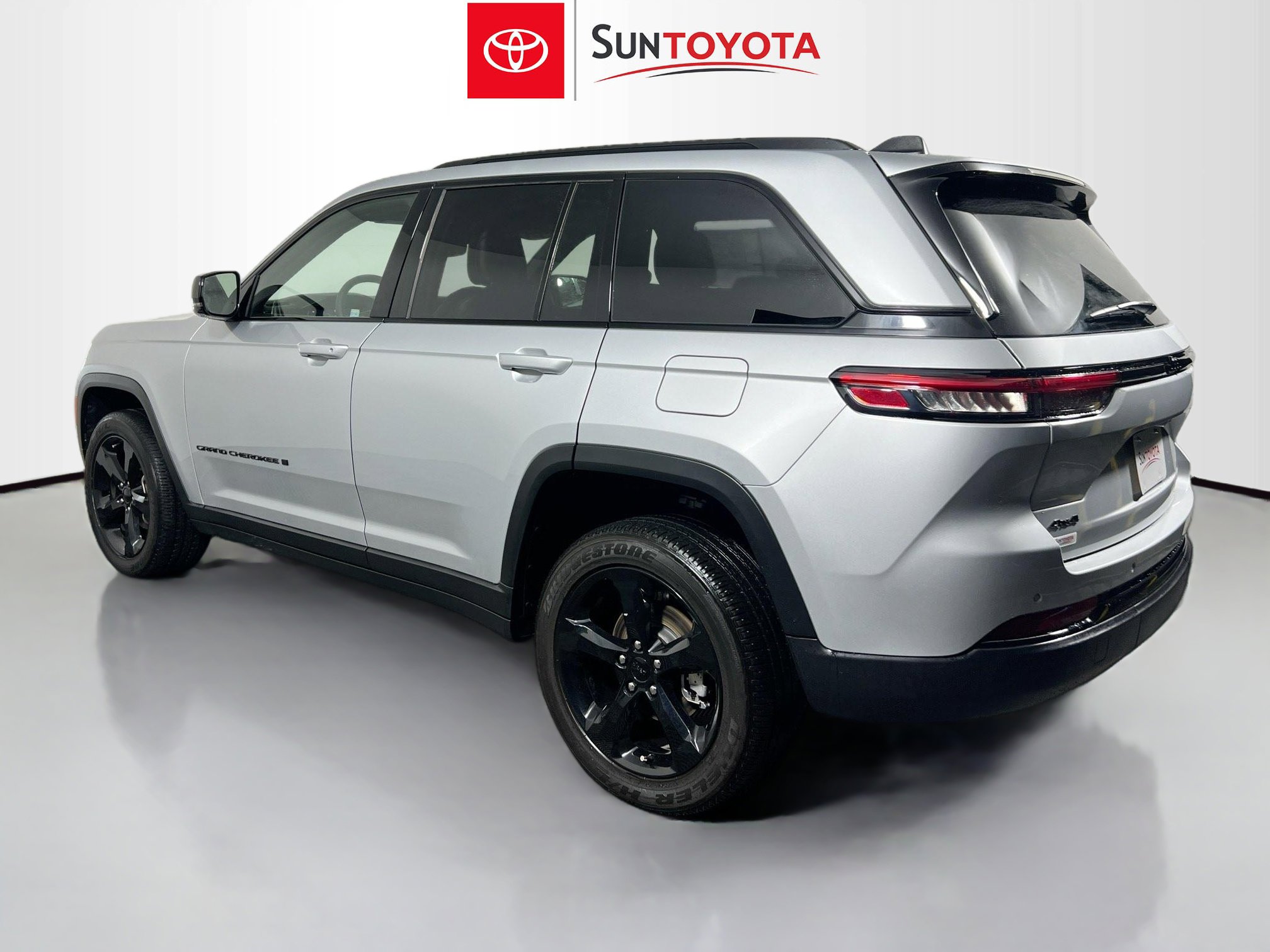 Used 2024 Jeep Grand Cherokee Altitude image 6