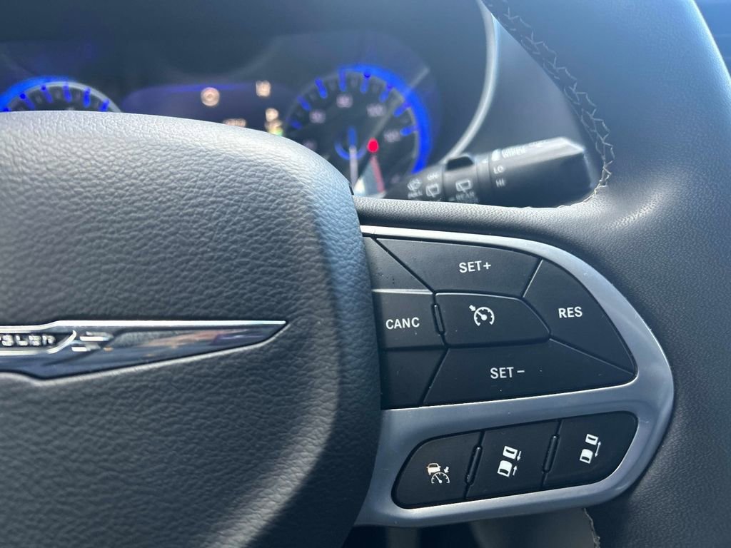 Used 2024 Chrysler Pacifica Touring-L image 22
