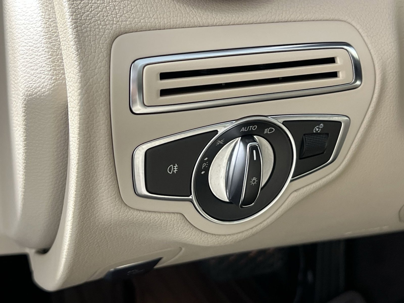 Used 2018 Mercedes-Benz C 300 4MATIC Sedan w/ Premium Package image 31