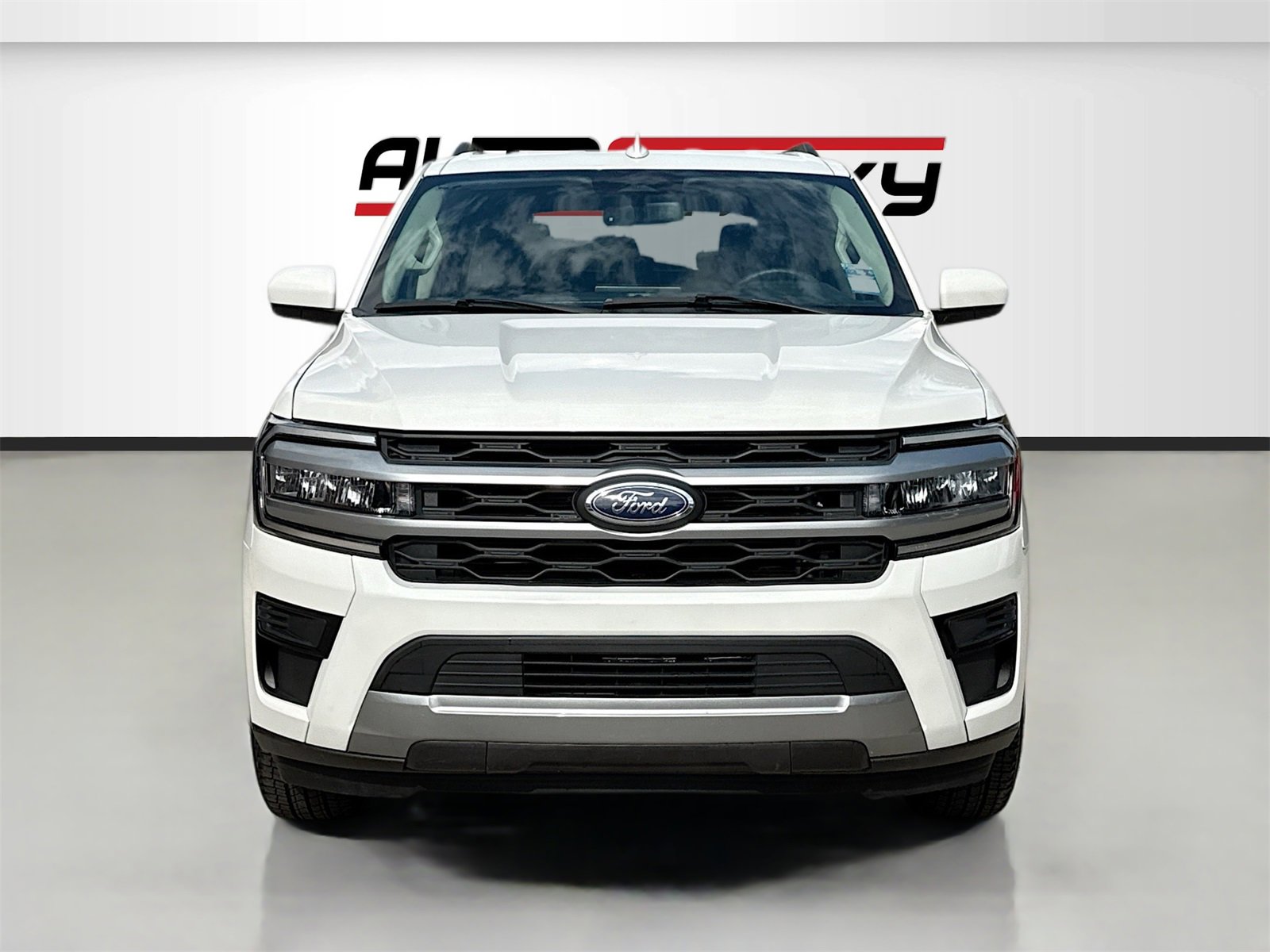 Used 2024 Ford Expedition XLT image 2