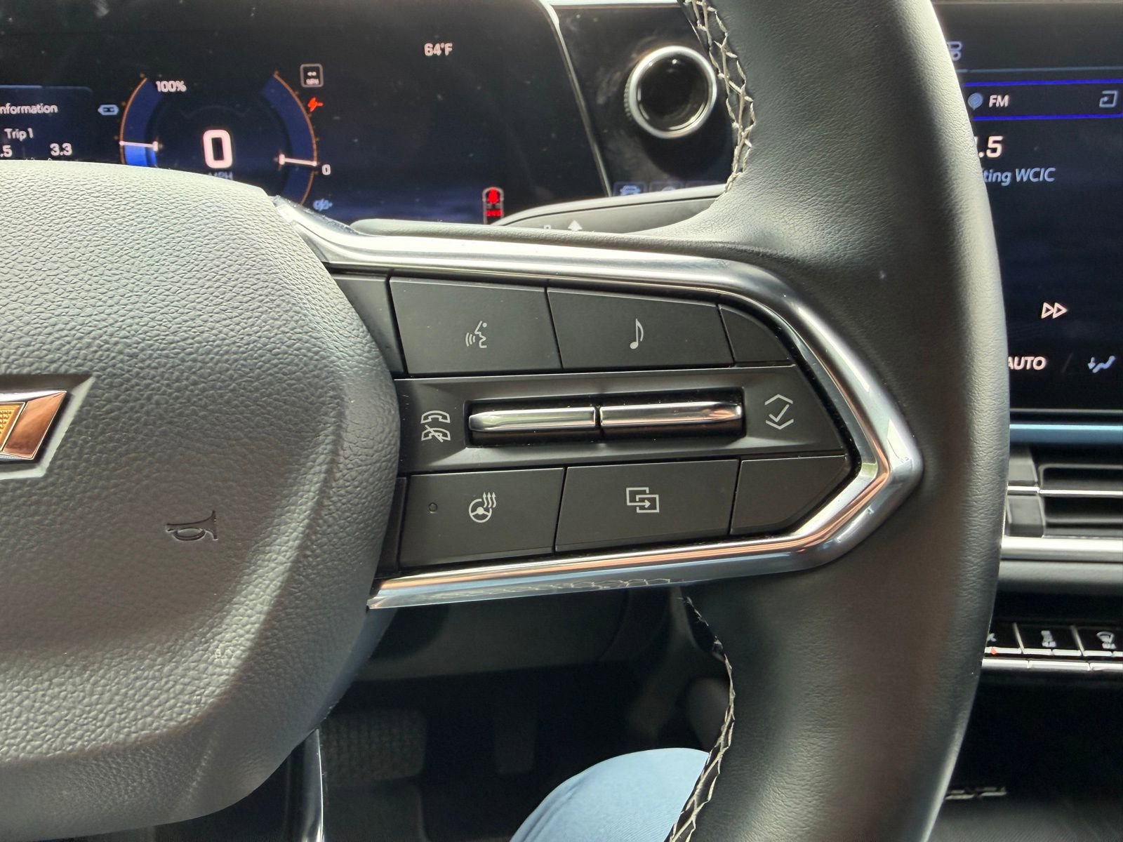 Used 2025 Chevrolet Equinox EV LT w/ Convenience Package FWD image 15