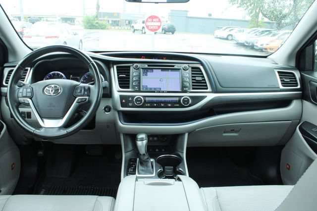 Used 2017 Toyota Highlander Limited AWD/4WD image 17