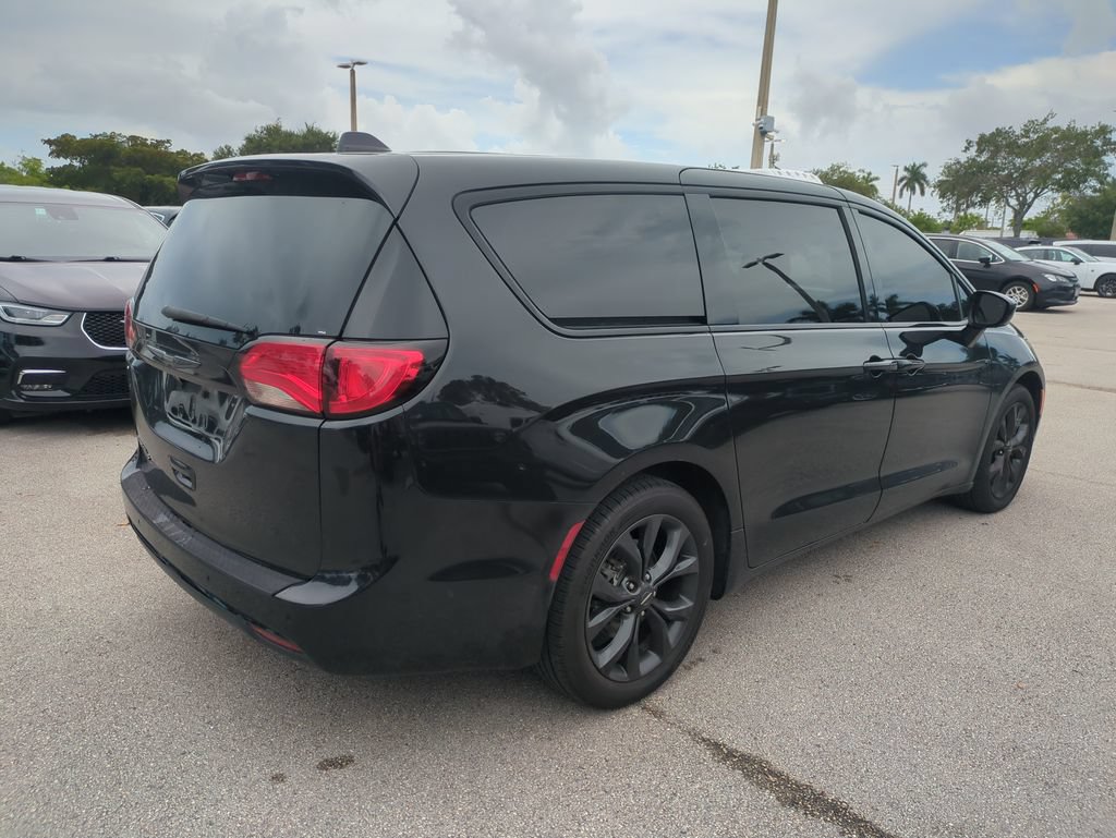 Used 2020 Chrysler Pacifica Touring w/ Advanced Safetytec Group FWD image 6