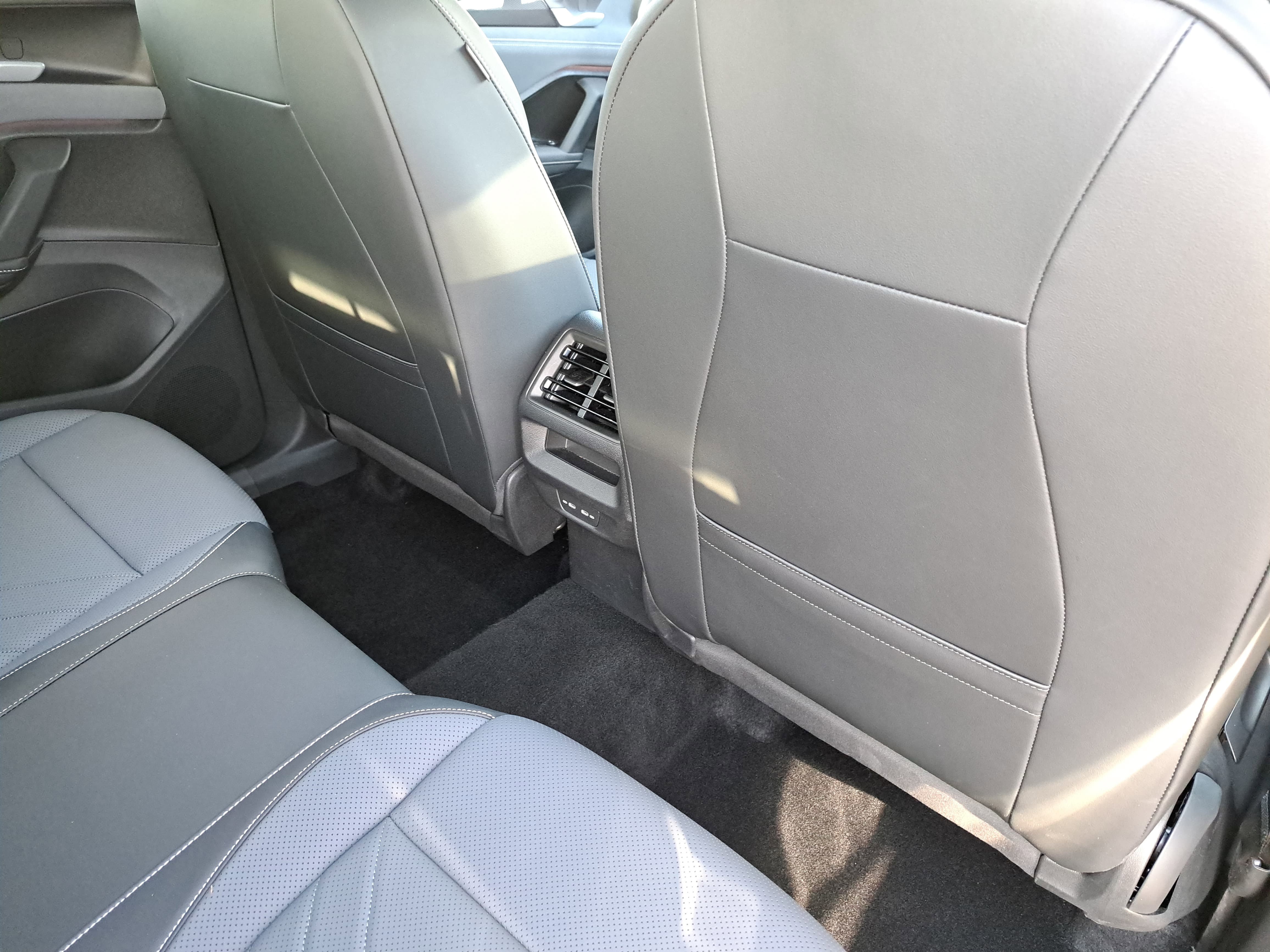 Used 2025 Volkswagen Tiguan SE R-Line image 11