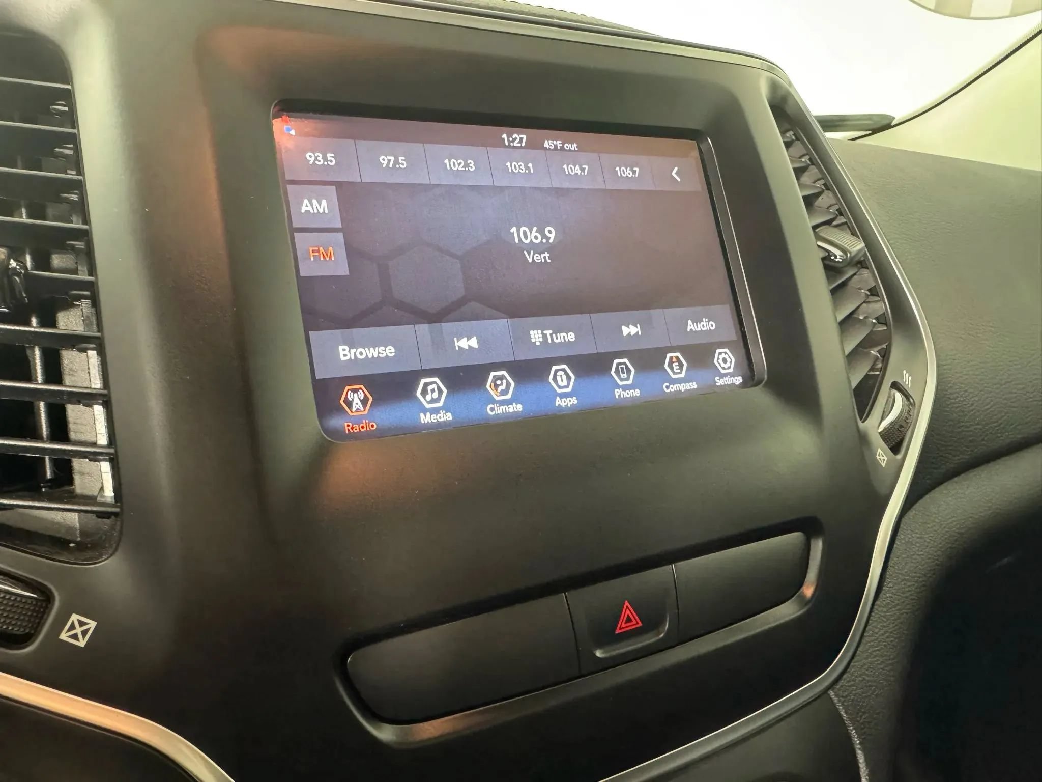 Used 2019 Jeep Cherokee Latitude w/ Popular Appearance Group FWD image 18
