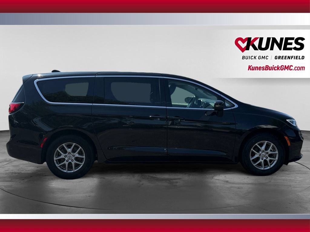 Used 2023 Chrysler Pacifica Touring-L FWD image 12