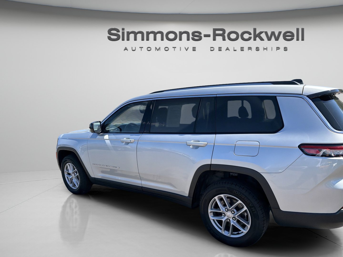Used 2023 Jeep Grand Cherokee L Laredo w/ Luxury Tech Group I AWD/4WD image 3
