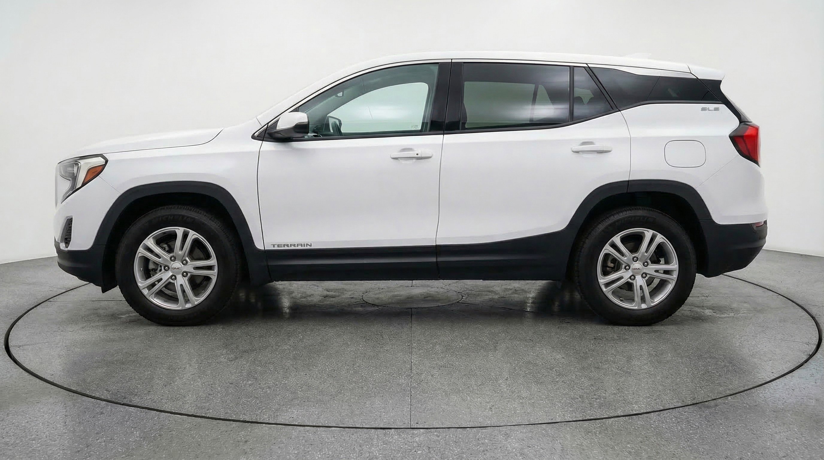 Used 2024 GMC Terrain SLE image 5