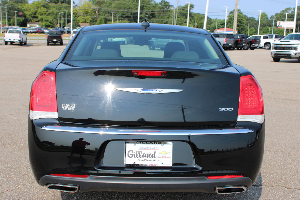 Used 2019 Chrysler 300 Touring RWD image 6