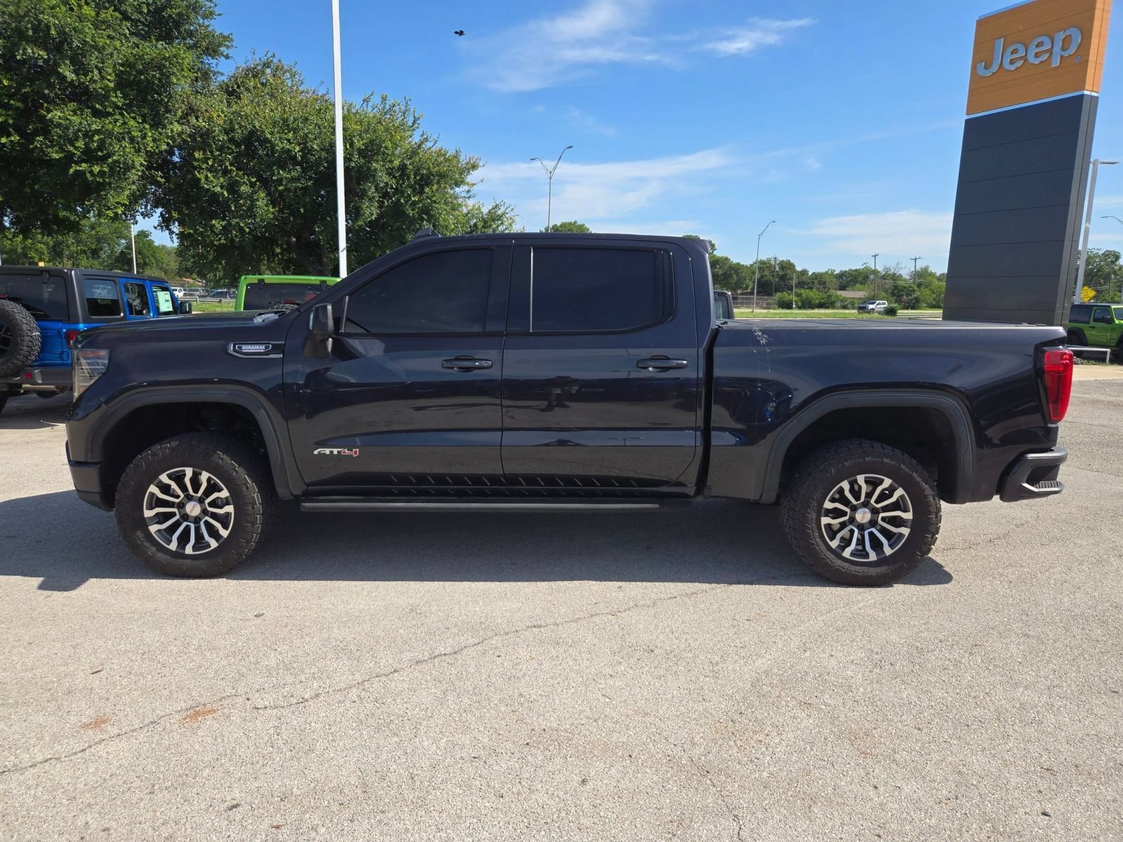 Used 2022 GMC Sierra 1500 AT4 w/ AT4 Preferred Package AWD/4WD image 2